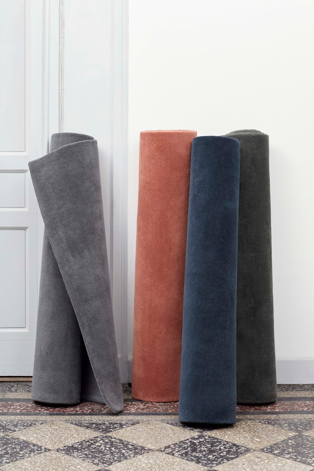 Raw Rug No 2 Teppich L 240 x B 170 cm / DUNKELGRAU Hay Raw Rug No 2 Teppich L 240 x B 170 cm / DUNKELGRAU Hay